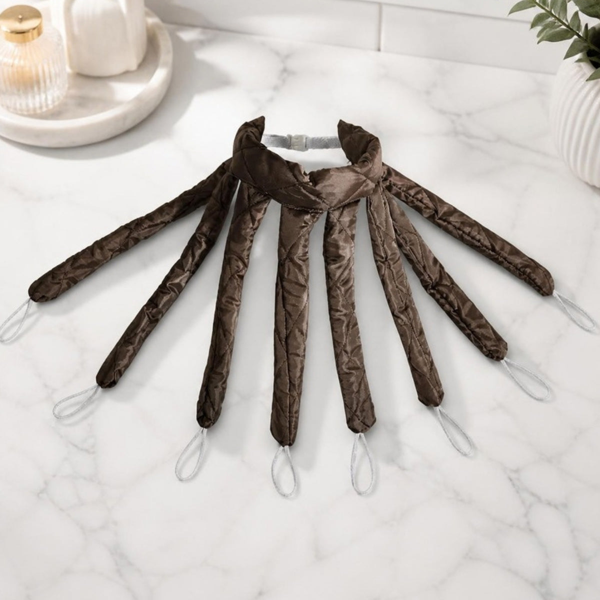 Enrolador de cachos polvo marrom na bancada demonstracao