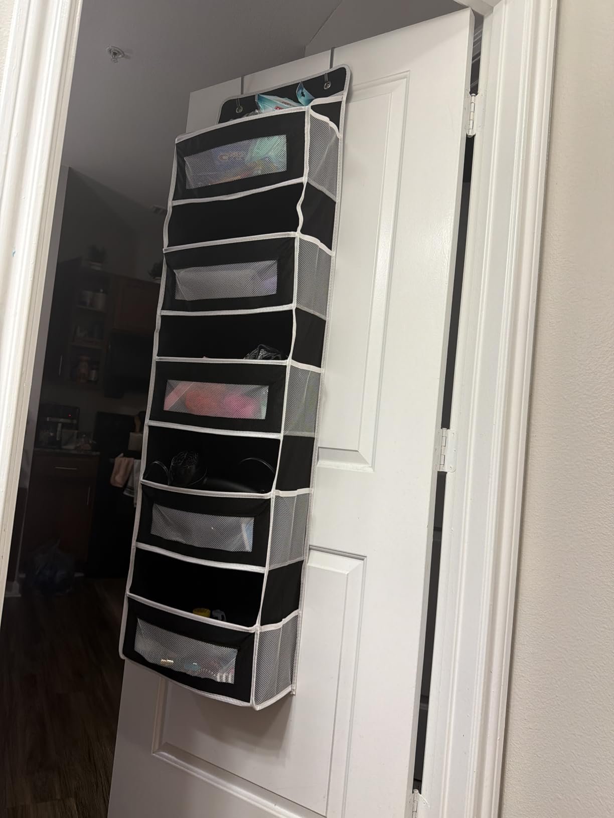 Organizador cheio na porta