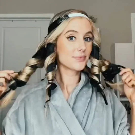 Mulher usando o enrolador de cachos sem calor
