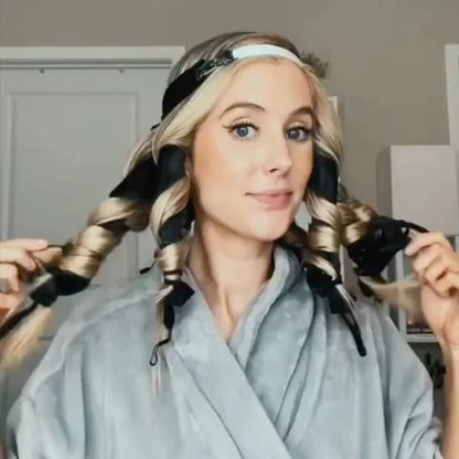 Mulher usando o enrolador de cachos sem calor